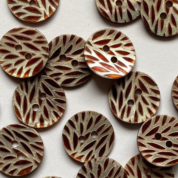 14mm Chestnut Shell Button With Leaf Pattern | TGB4824 - This is Knit