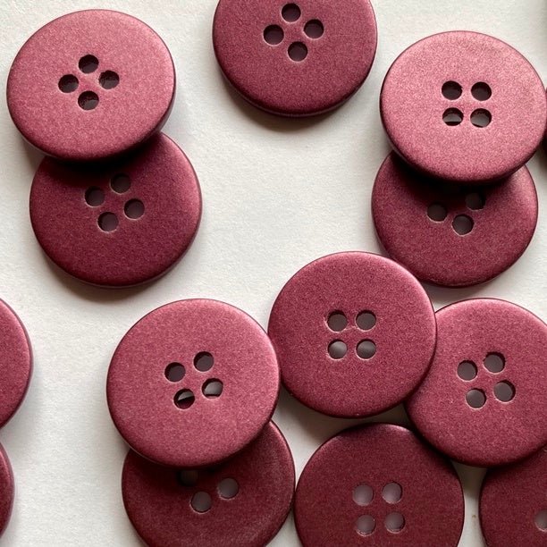 18mm Metallic Matt Deep Pink Shell Button | TGB4572 - This is Knit