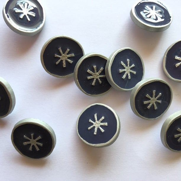 18mm Navy And Silver Coloured Button | TGB2835 - This is Knit